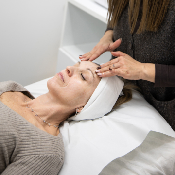 Ana Cano realizando un tratamiento facial en Villena
