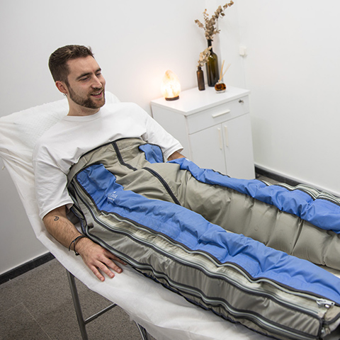 Sesión de presoterapia para drenaje linfático en centro de estética en Villena
