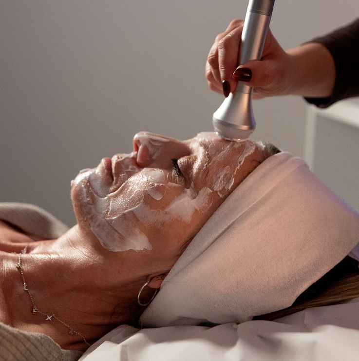 Especialista realizando limpieza facial profesional en centro estético en Villena